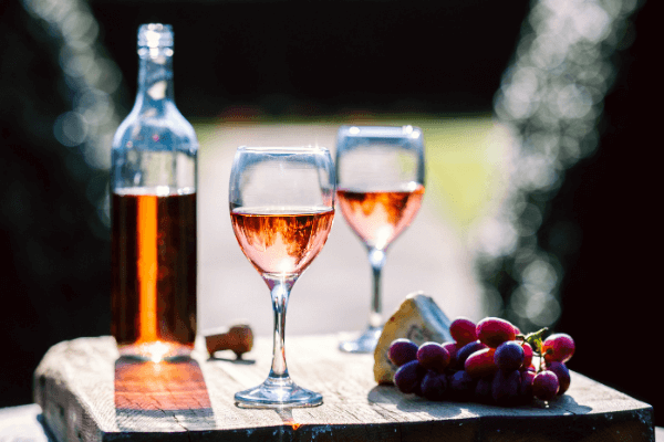 tray of wine and grapes